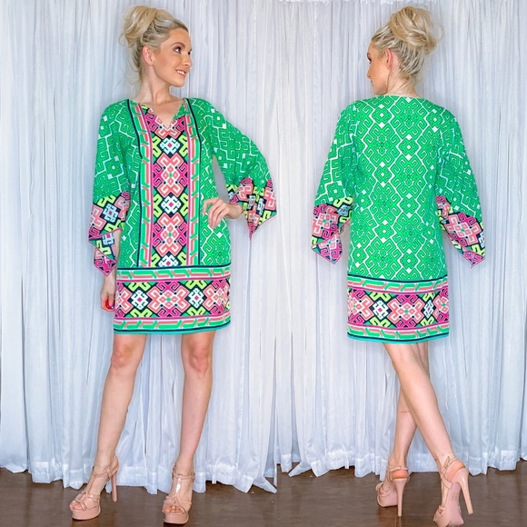 crown & ivy Dresses & Skirts - Crown and Ivy Long Sleeve Green Pattern Dress